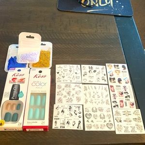 Press on nails with glittery decals